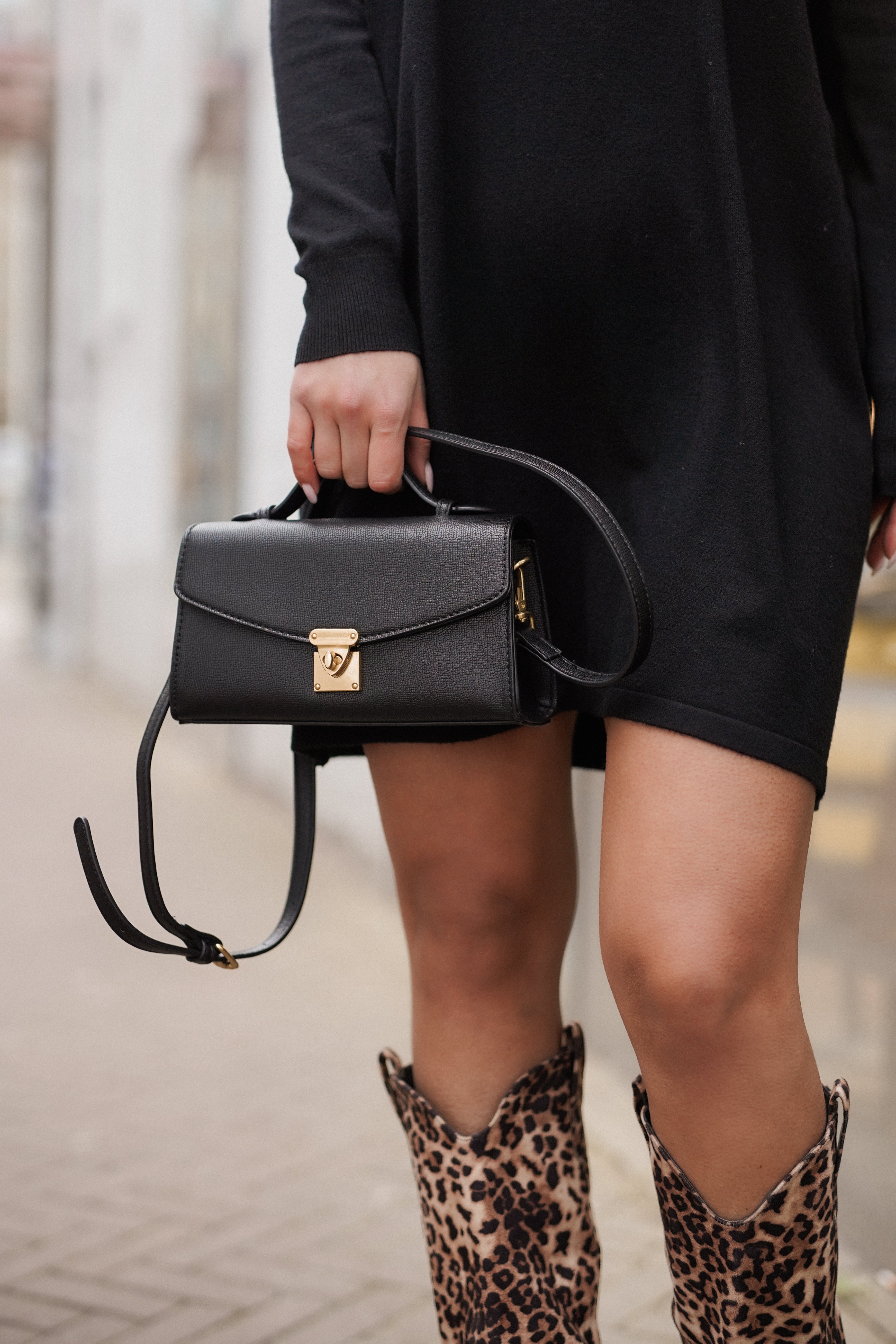 Bolso bandolera negro con cierre dorado – Tammy